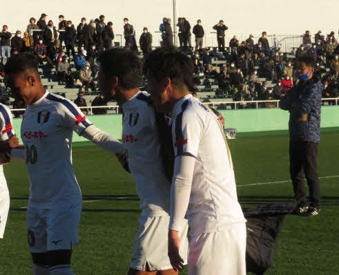 ターにあいさつするFC．ISE－SHIMAの選手たちと小倉隆史監督（右）