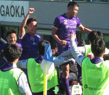 後半21分、逆転ゴールを決めたクリアソン新宿MF瀬川（右）らが喜びの感情を爆発させる