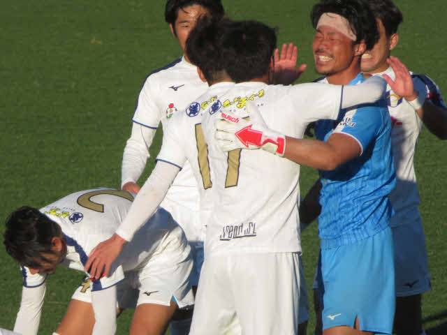 JFL昇格入れ替え戦に進出を決めたFC．ISE－SHIMAの選手たちは、試合終了に笑顔を見せる