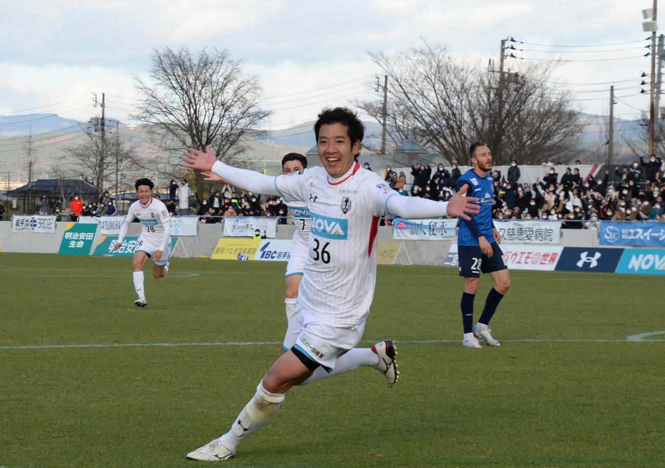 後半、決勝弾を決めた小野田（中央）は手を広げて大喜び