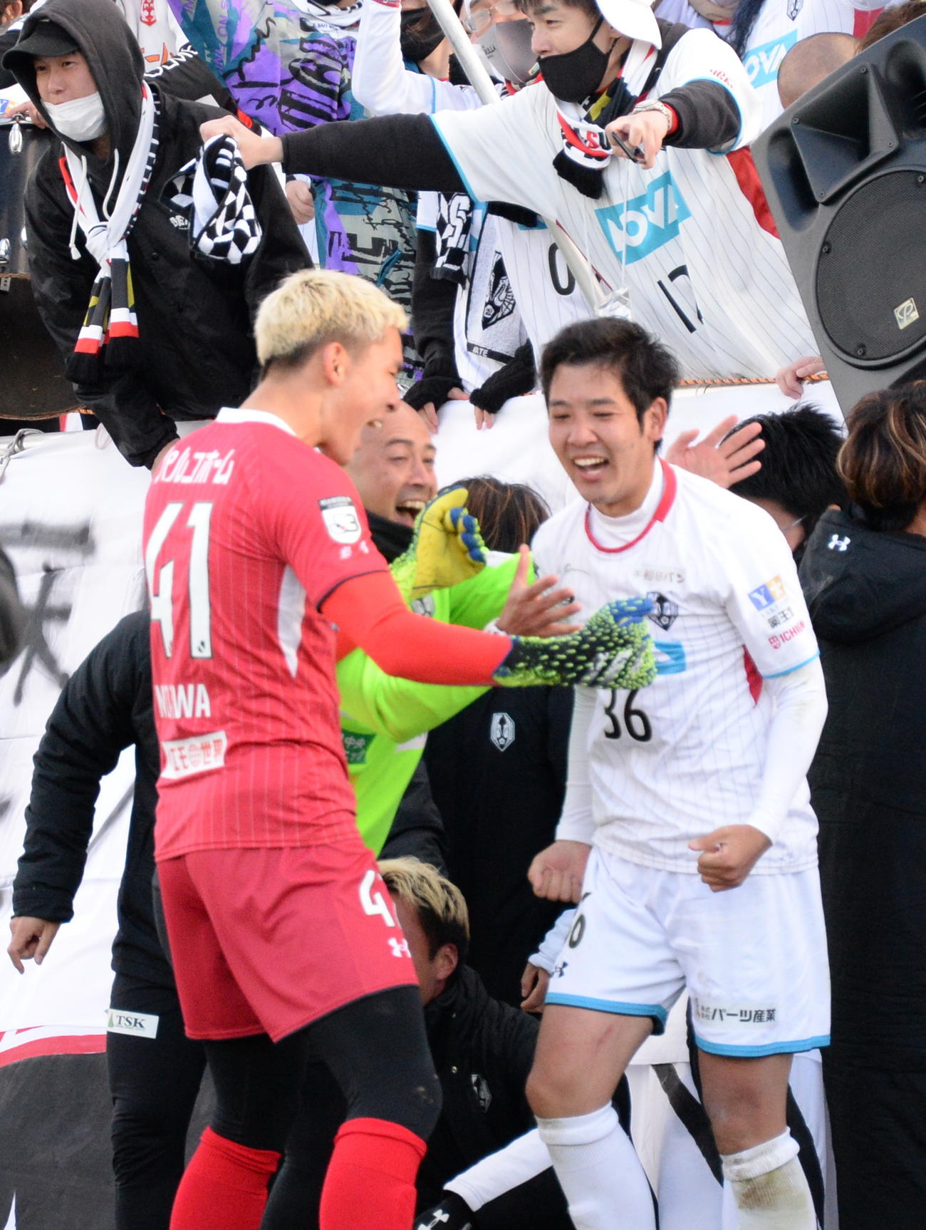 岩手対富山　後半、貴重な先制点を決めガッツポーズする岩手・小野田（撮影・濱本神威）