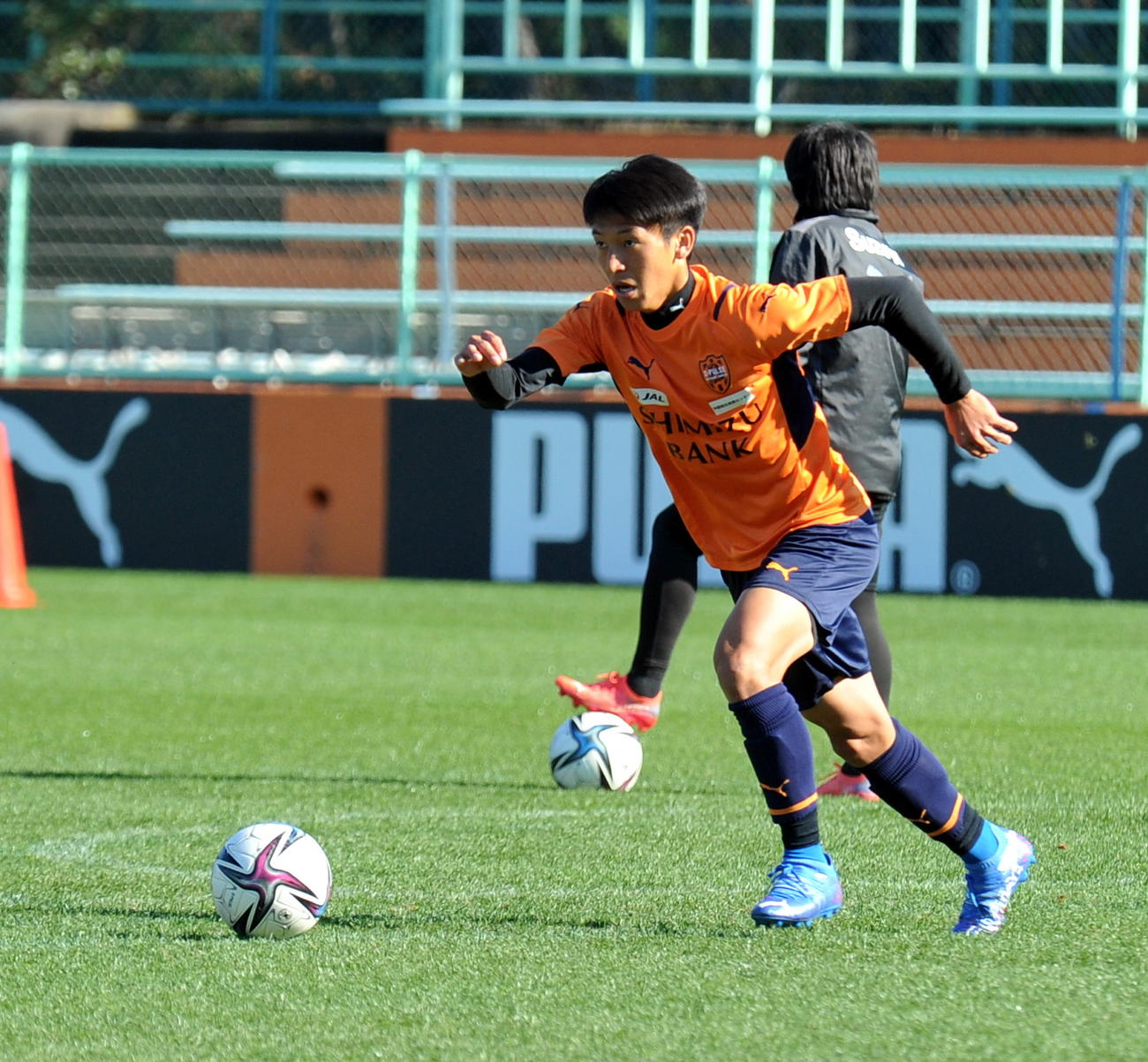 パス回しに参加する清水松岡
