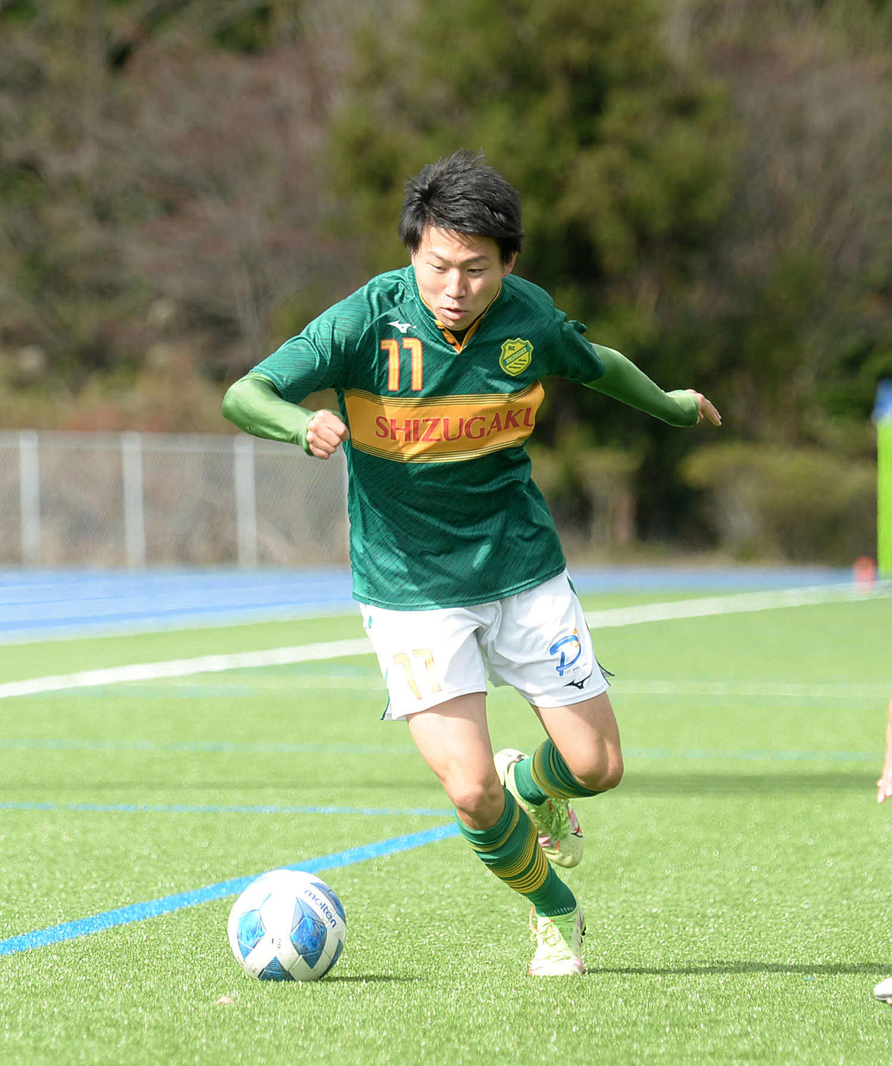 スピードを武器に突破を図る静岡学園・川谷