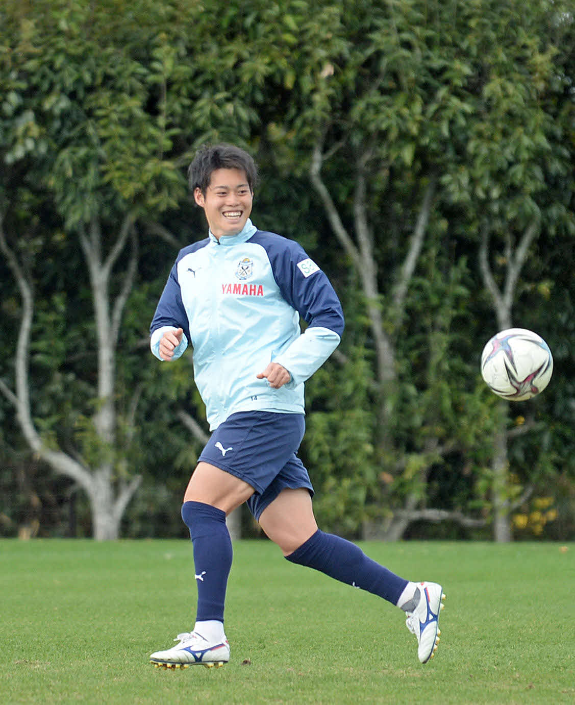 リラックスした表情で調整に励む磐田・松本
