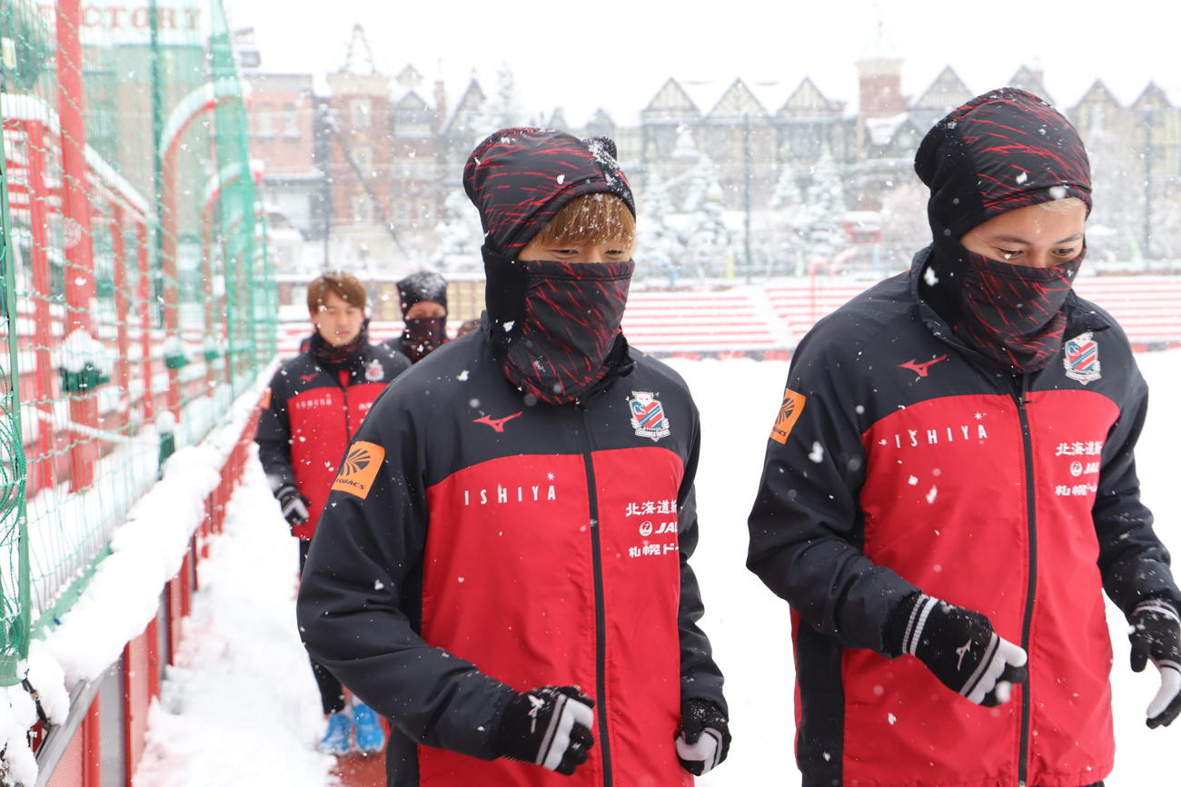 降雪のなかランニングする札幌金子（左）と福森（C）2021 CONSADOLE