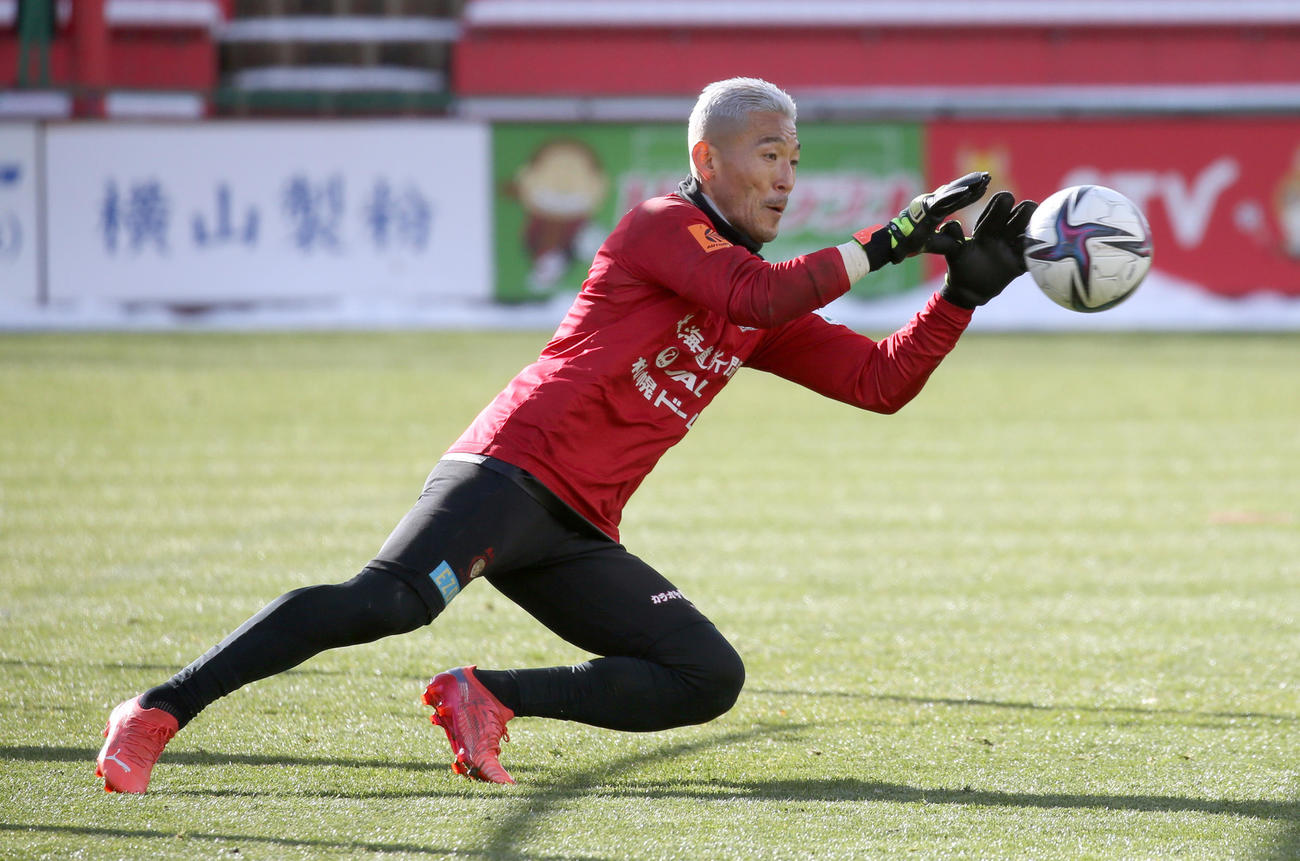 セービング練習をする札幌菅野（撮影・佐藤翔太）