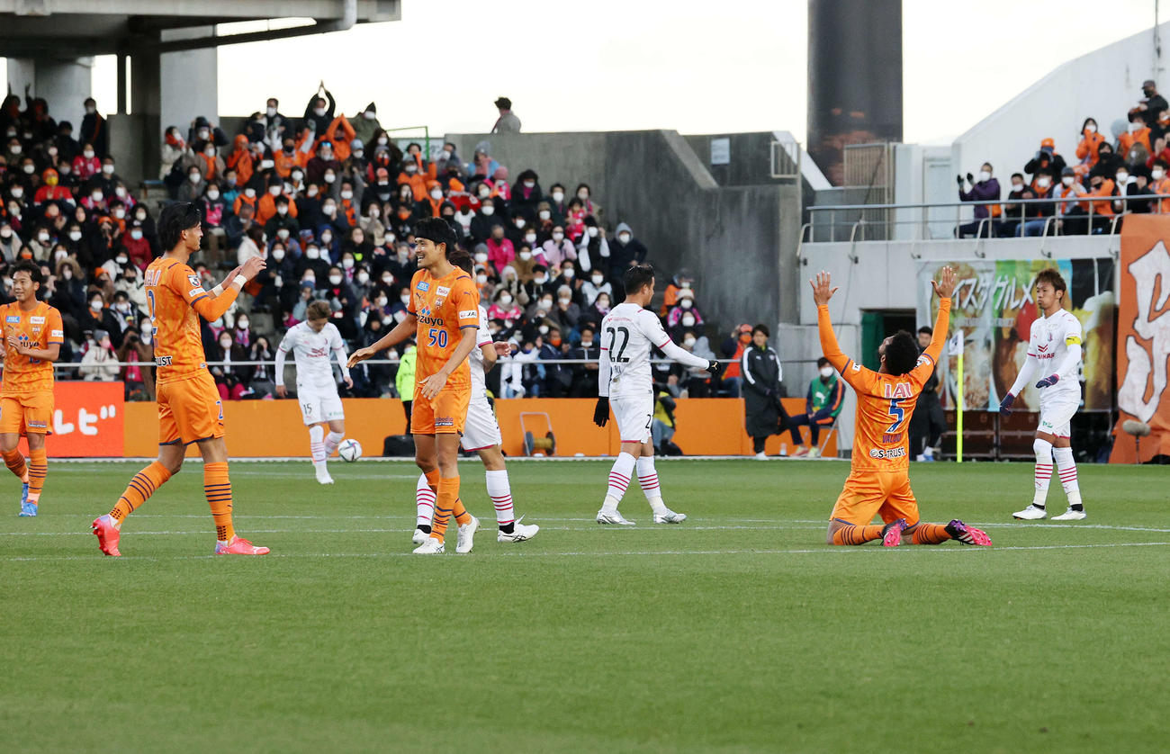 清水対C大阪　勝利し喜ぶ清水の選手たち（撮影・鈴木正人）