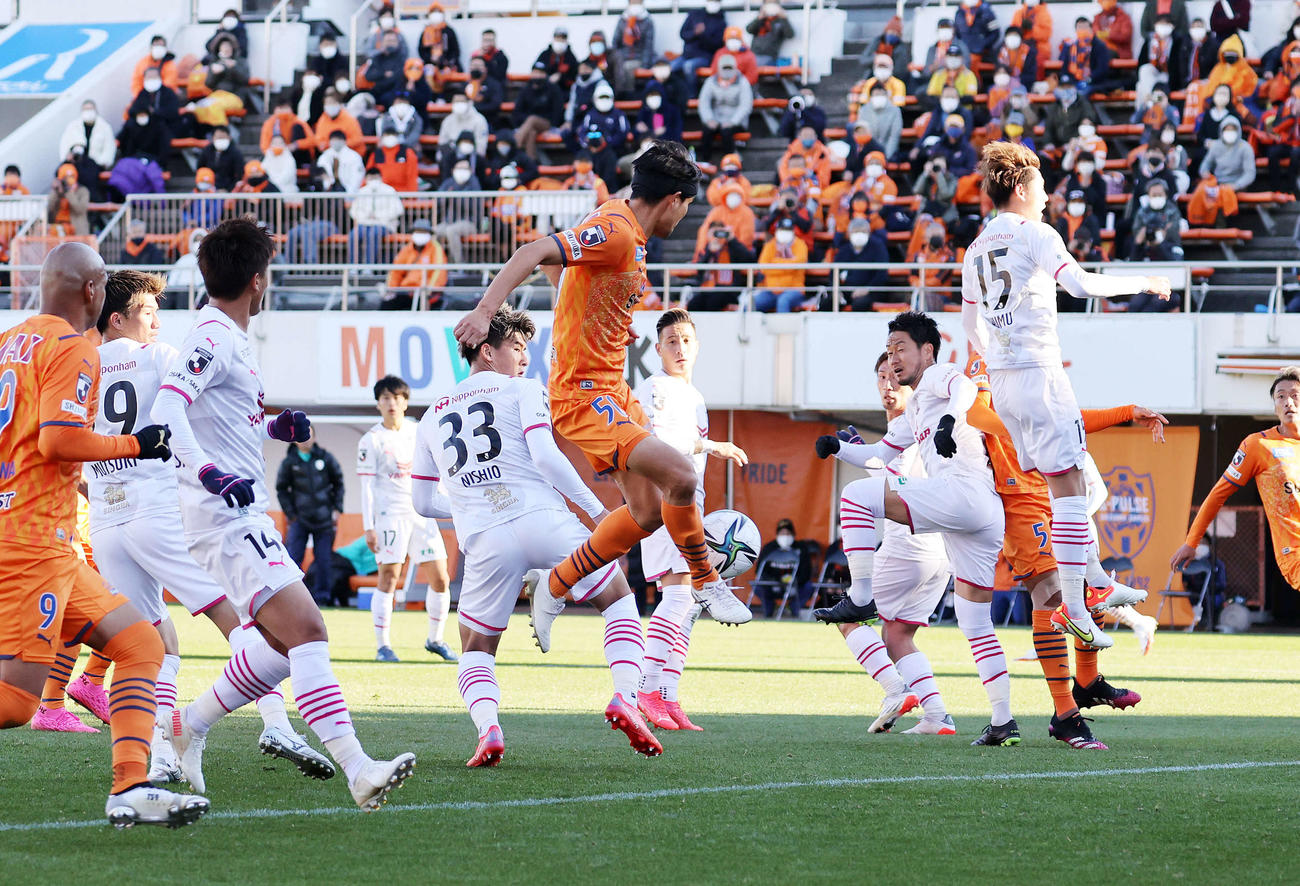 清水対C大阪　前半、ゴールを決める清水鈴木義（中央）（撮影・鈴木正人）