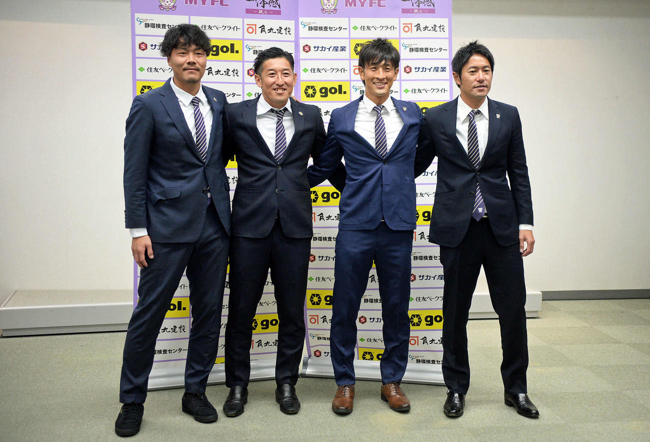 肩を組み、笑顔で記念撮影する、左から森島、谷沢、那須川、枝村