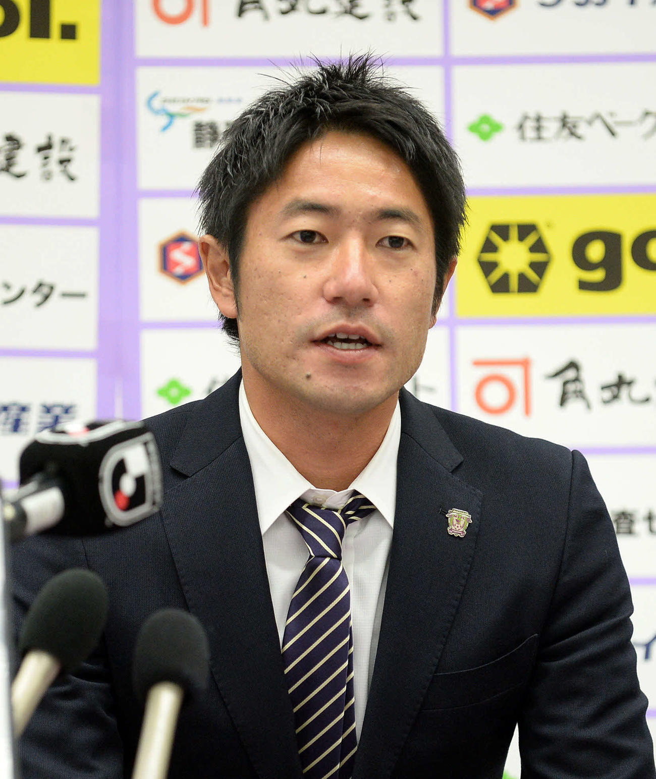 引退会見に臨む藤枝枝村