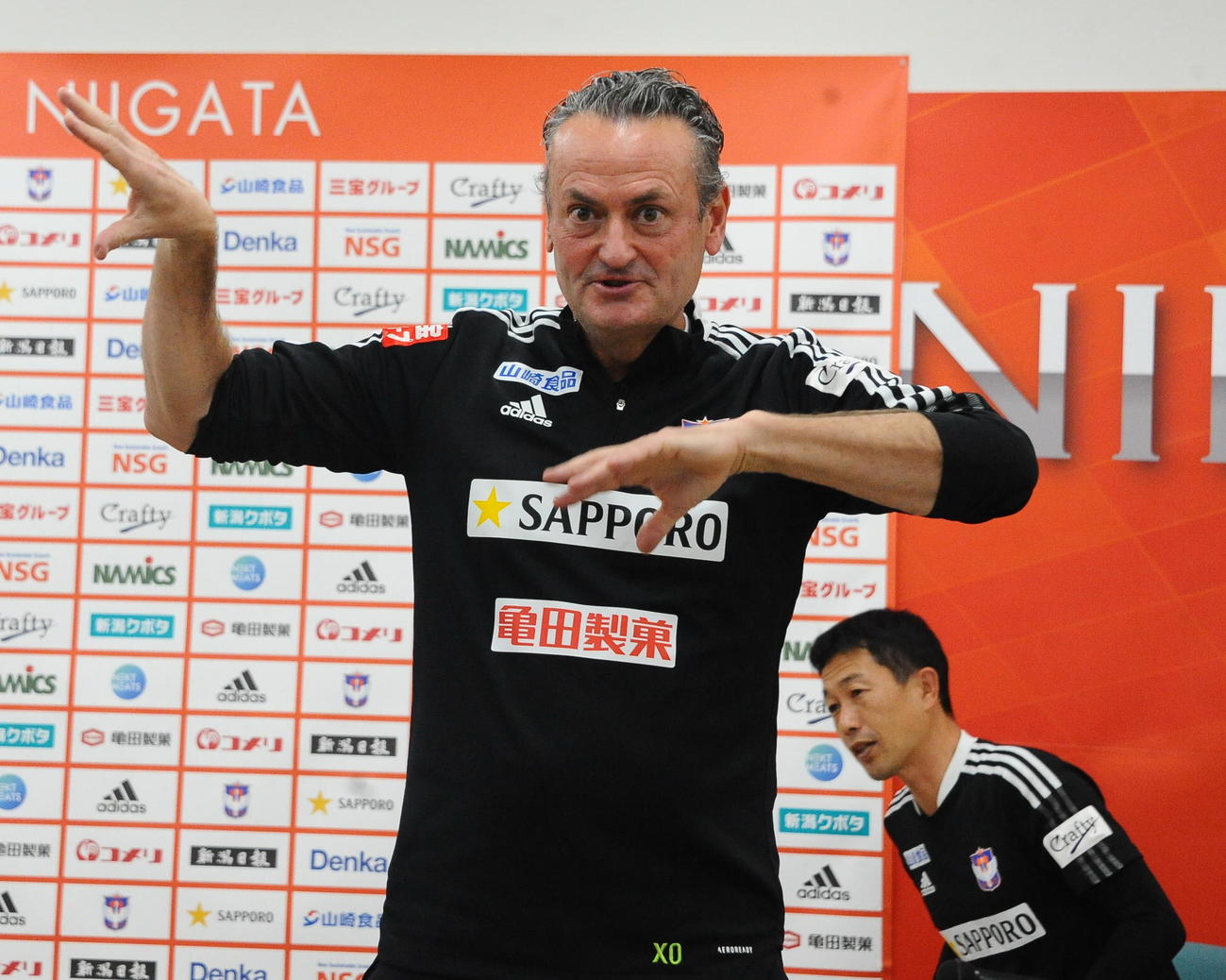 手ぶりをまじえ熱弁するアルベルト監督