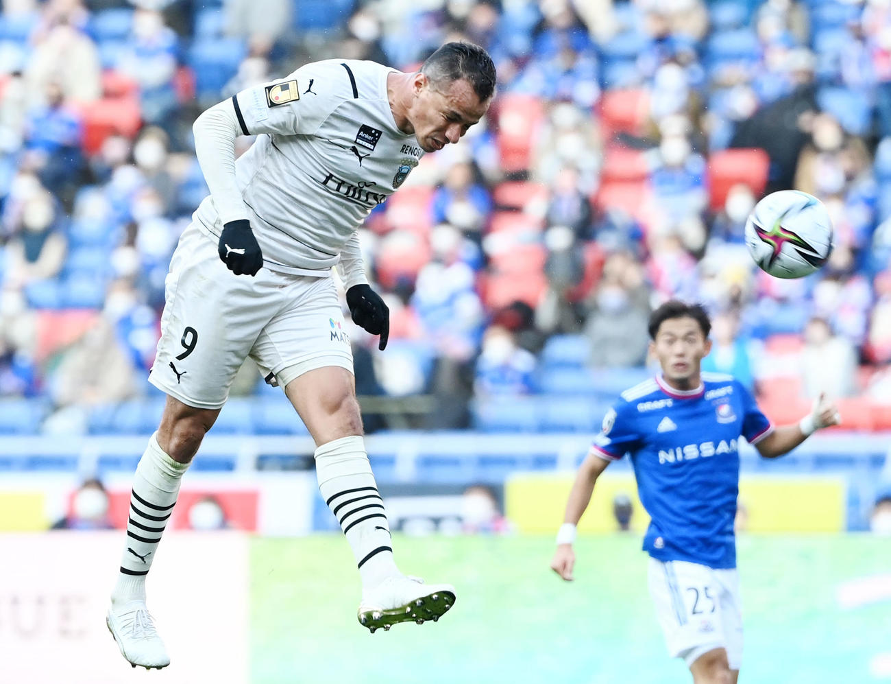 横浜対川崎F　後半、ゴールを決める川崎Fダミアン（撮影・横山健太）