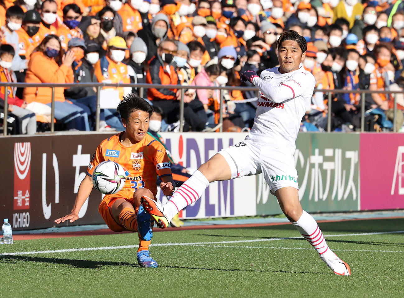 清水対C大阪　前半、競り合う清水松岡（左）とC大阪大久保（撮影・鈴木正人）
