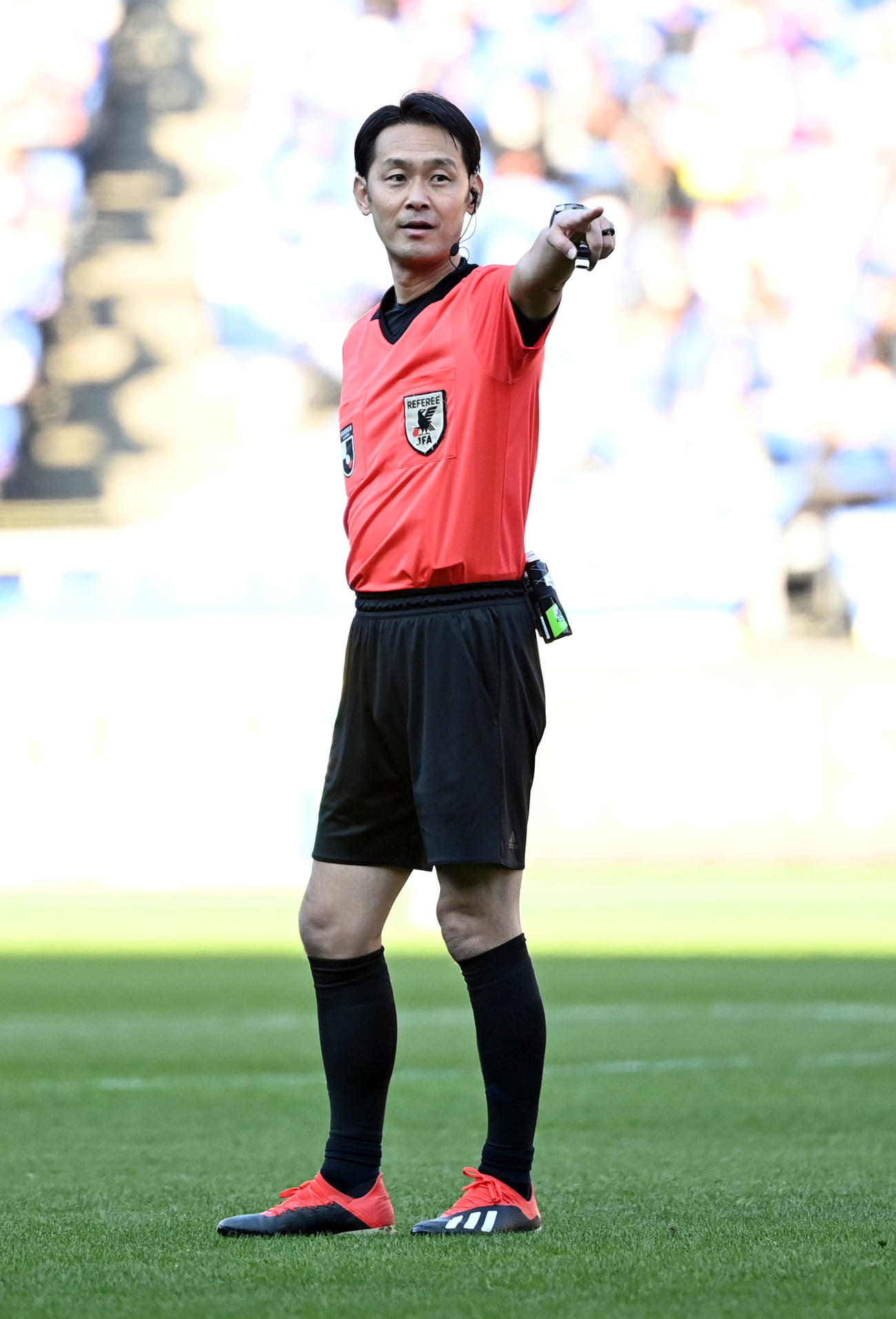 横浜対川崎F　今シーズンで勇退する家本審判員（撮影・横山健太）