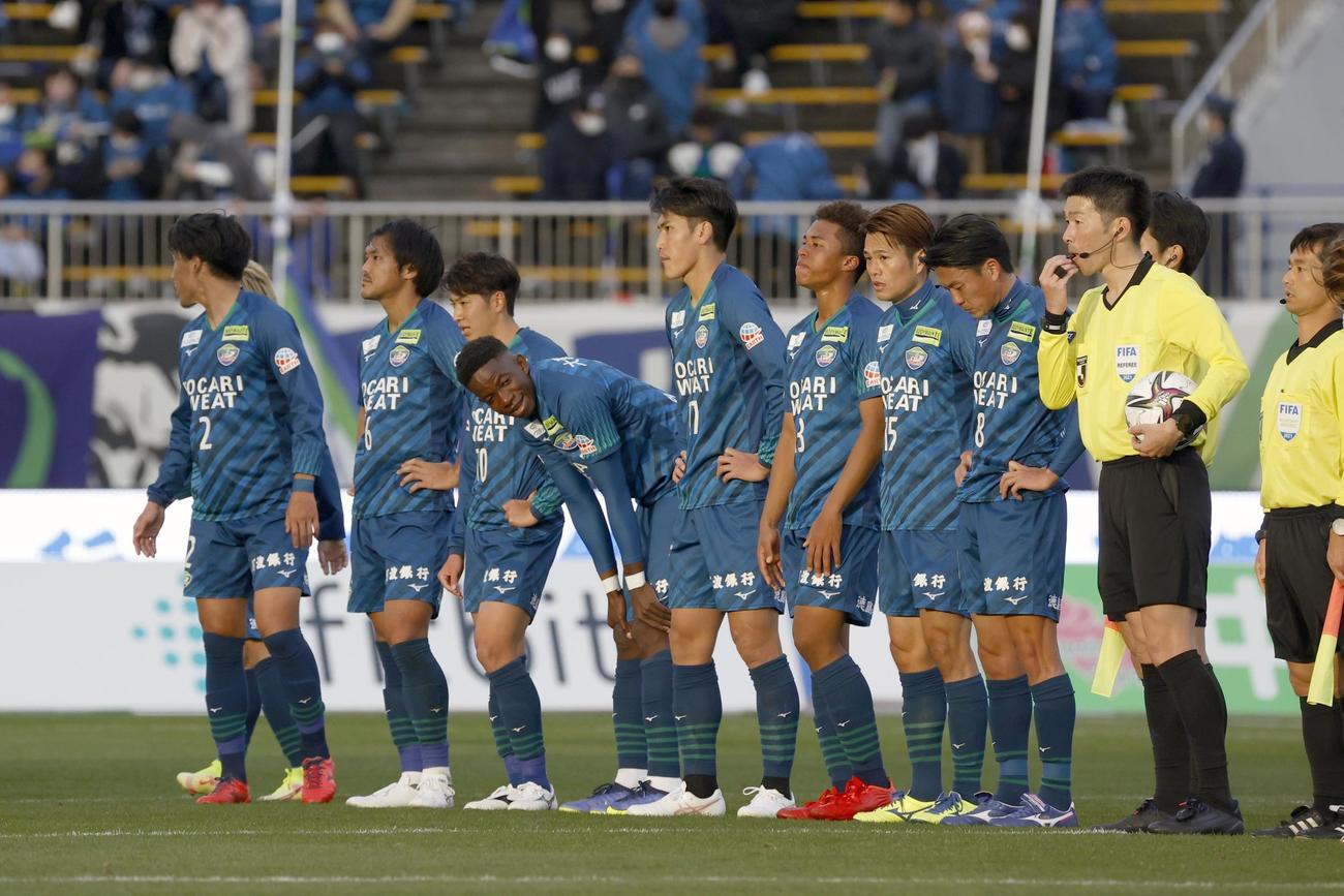 広島に敗れ、肩を落とす徳島イレブン。来季J2への降格が決まった