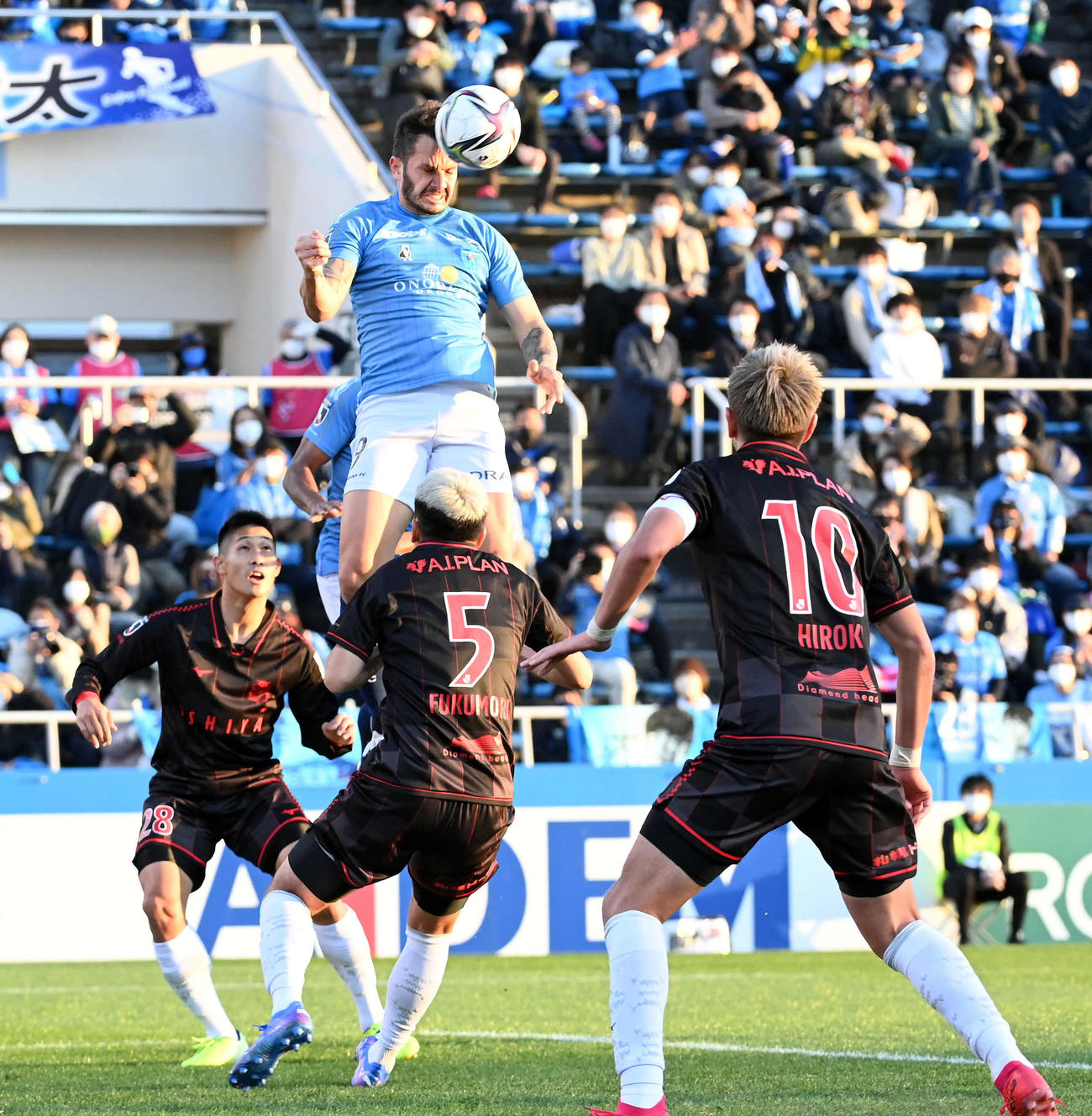 横浜FC対札幌　後半、左CKを頭で合わせる横浜FCクレーベ（撮影・たえ見朱実）