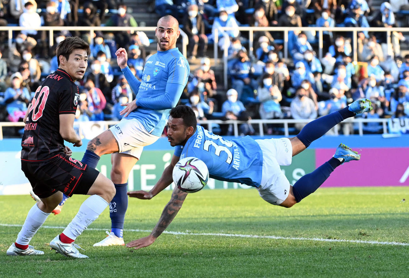横浜FC対札幌　後半、ゴール前に突っ込む横浜FCシルバ（撮影・たえ見朱実）