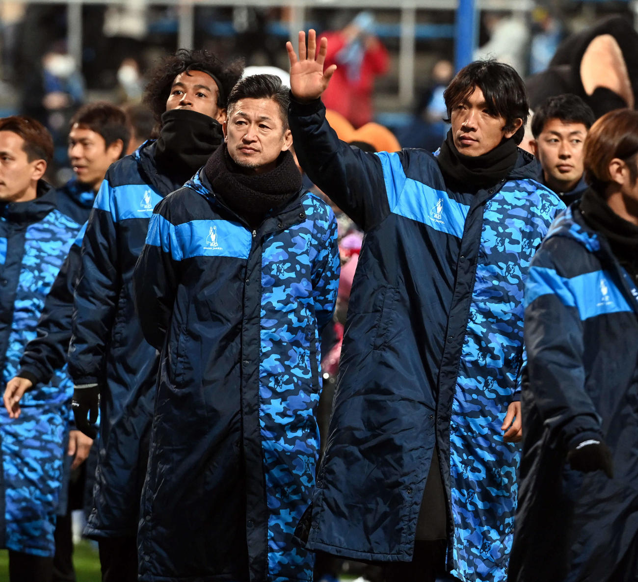 横浜FC対札幌　最終戦を終えセレモニーに参加した横浜FCカズ（左）と中村（撮影・たえ見朱実）