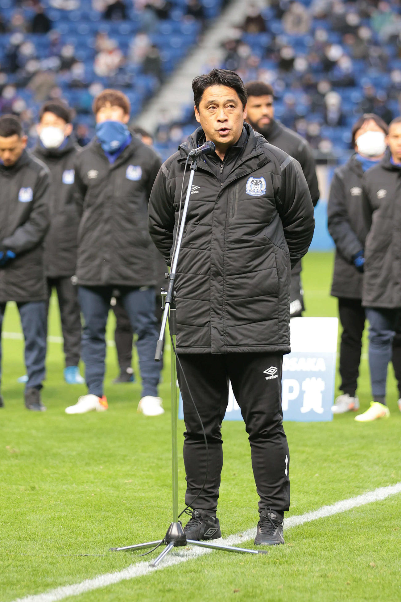 G大阪対湘南　ホーム最終戦を終えあいさつするG大阪松波監督（撮影・宮崎幸一）