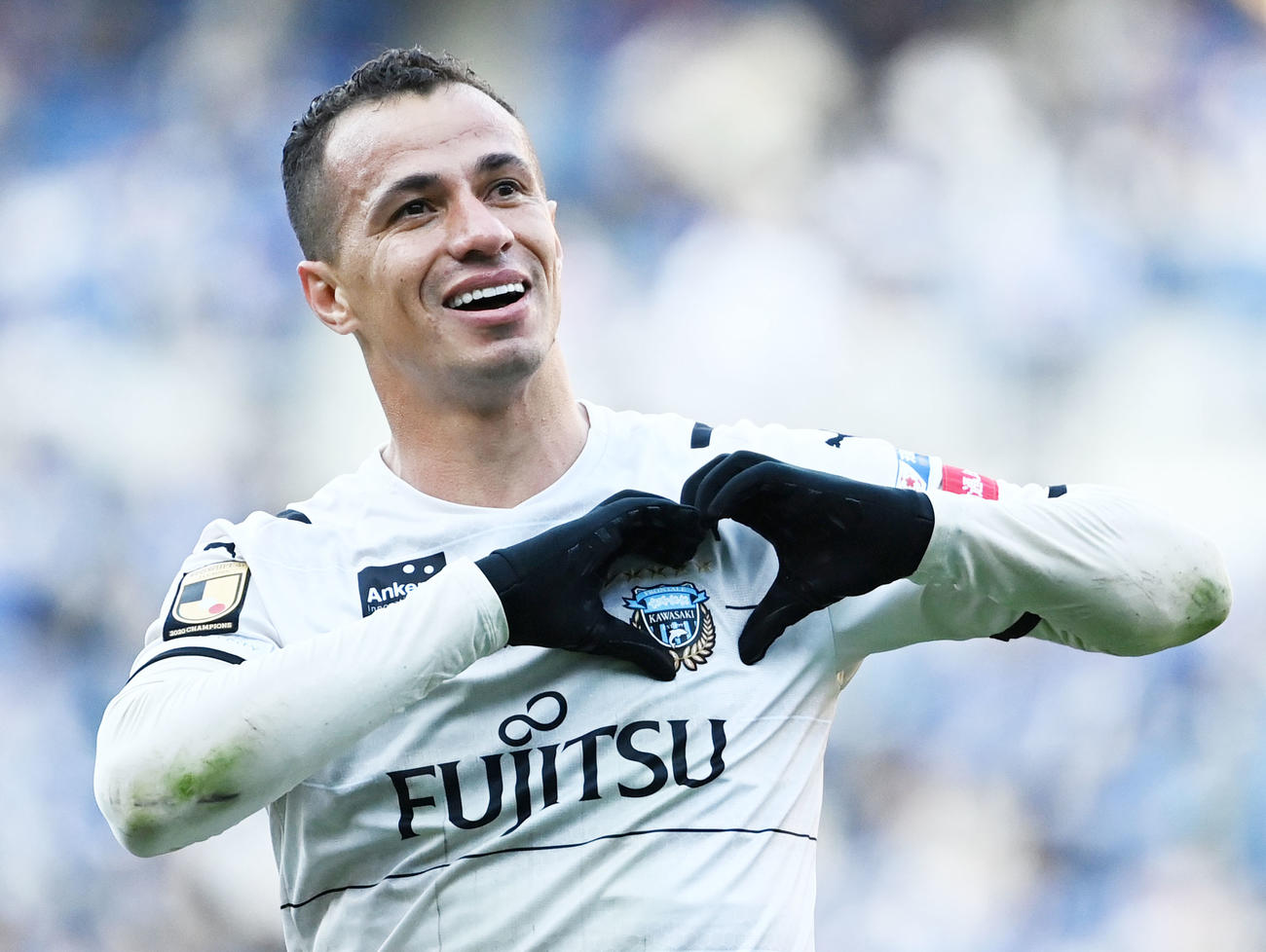 横浜対川崎F　後半、ゴールを決めハートマークをつくる川崎Fダミアン（撮影・横山健太）