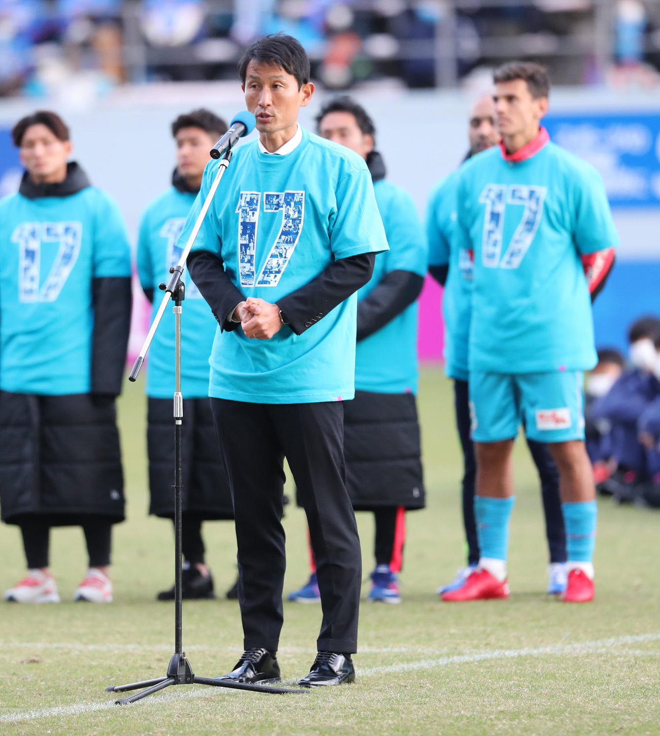 鳥栖対神戸　試合を終え、サポーターにあいさつする鳥栖金明輝監督（撮影・梅根麻紀）