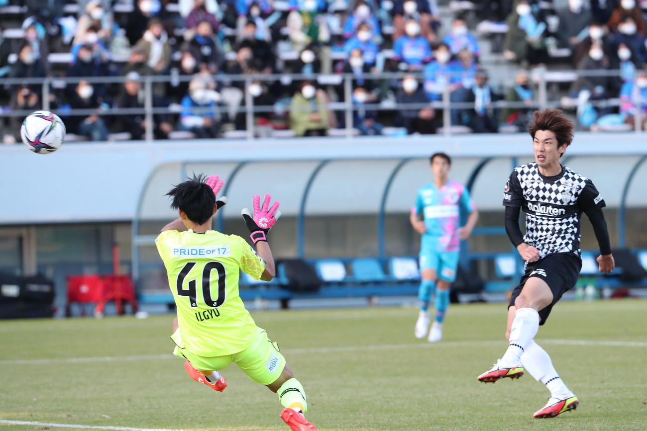 鳥栖対神戸　後半、先制ゴールを決める神戸大迫勇也（撮影・梅根麻紀）