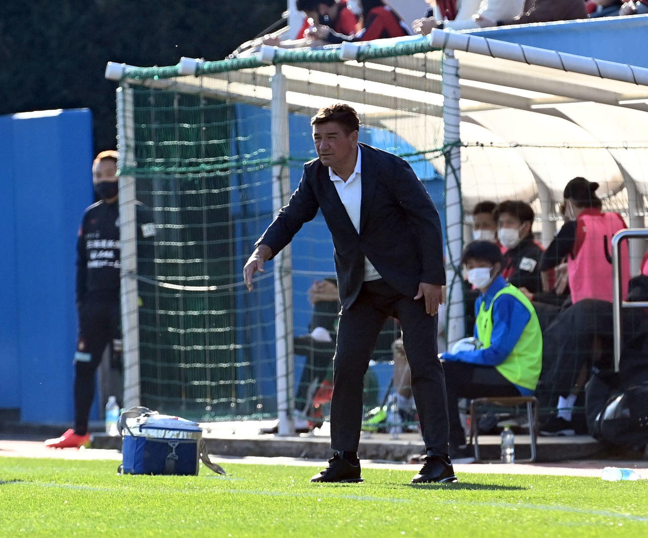 横浜FC対札幌　選手に指示を出す札幌ペトロビッチ監督（撮影・たえ見朱実）