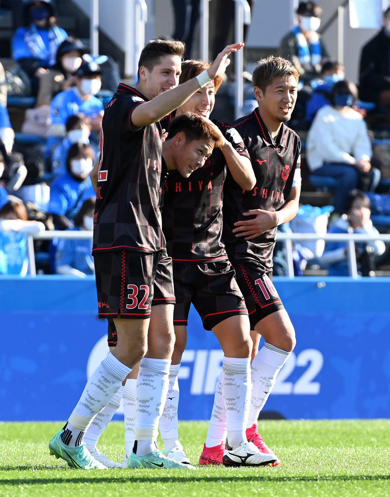 横浜FC対札幌　前半、先制ゴールを決め喜ぶ小柏（左から2人目）（撮影・たえ見朱実）