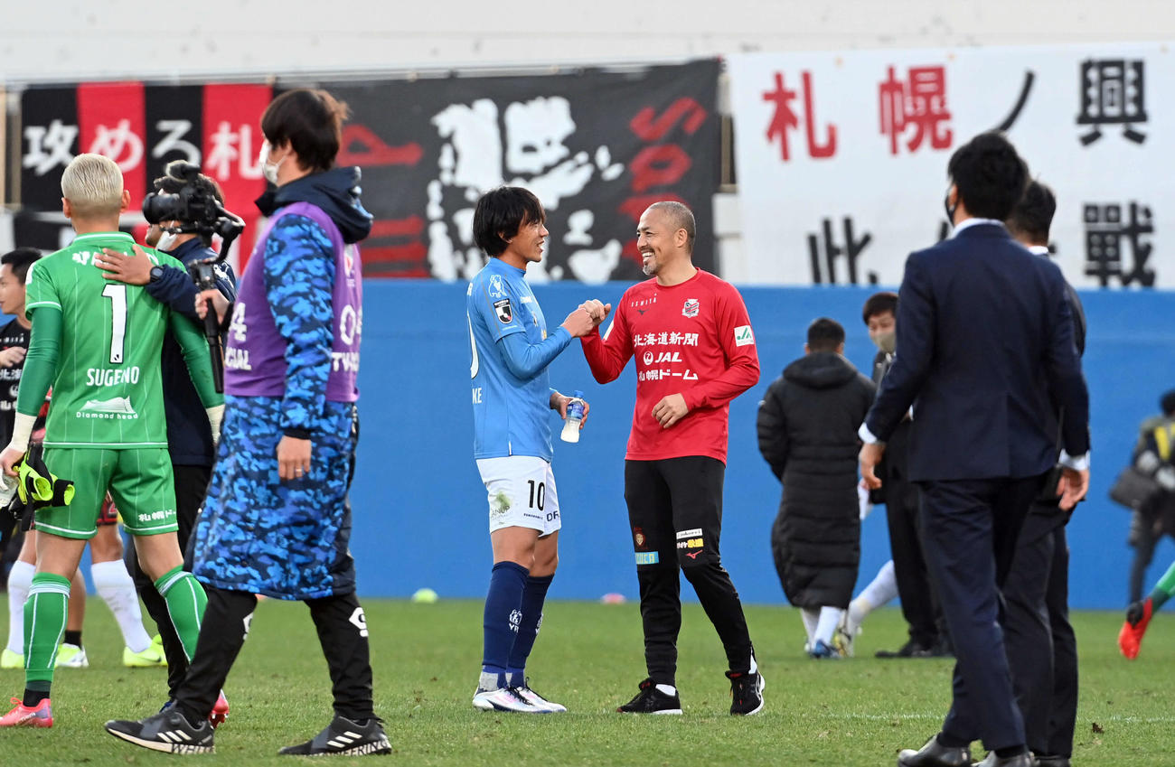 横浜FC対札幌　試合終了後、笑顔で握手をかわす札幌小野（中央右）と横浜FC中村（撮影・たえ見朱実）