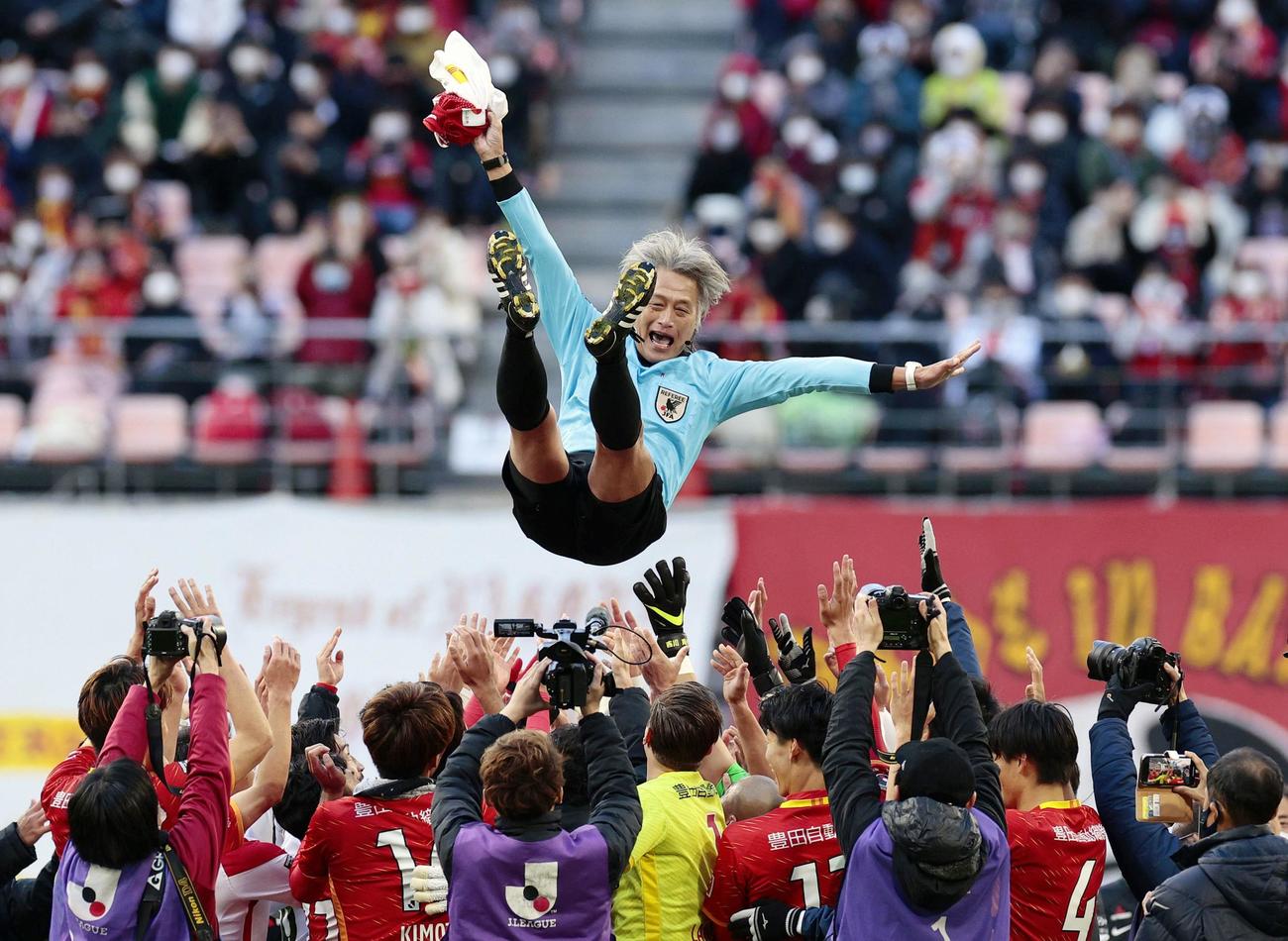 名古屋―浦和戦後、両チームの選手から胴上げされる村上伸次主審（共同）