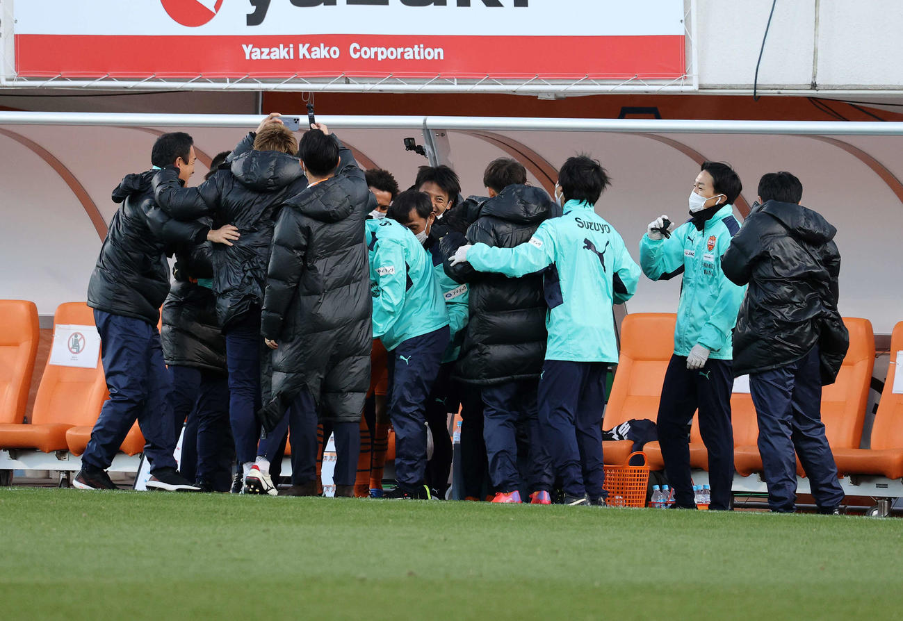 清水対C大阪　勝利し喜ぶ清水ベンチ（撮影・鈴木正人）