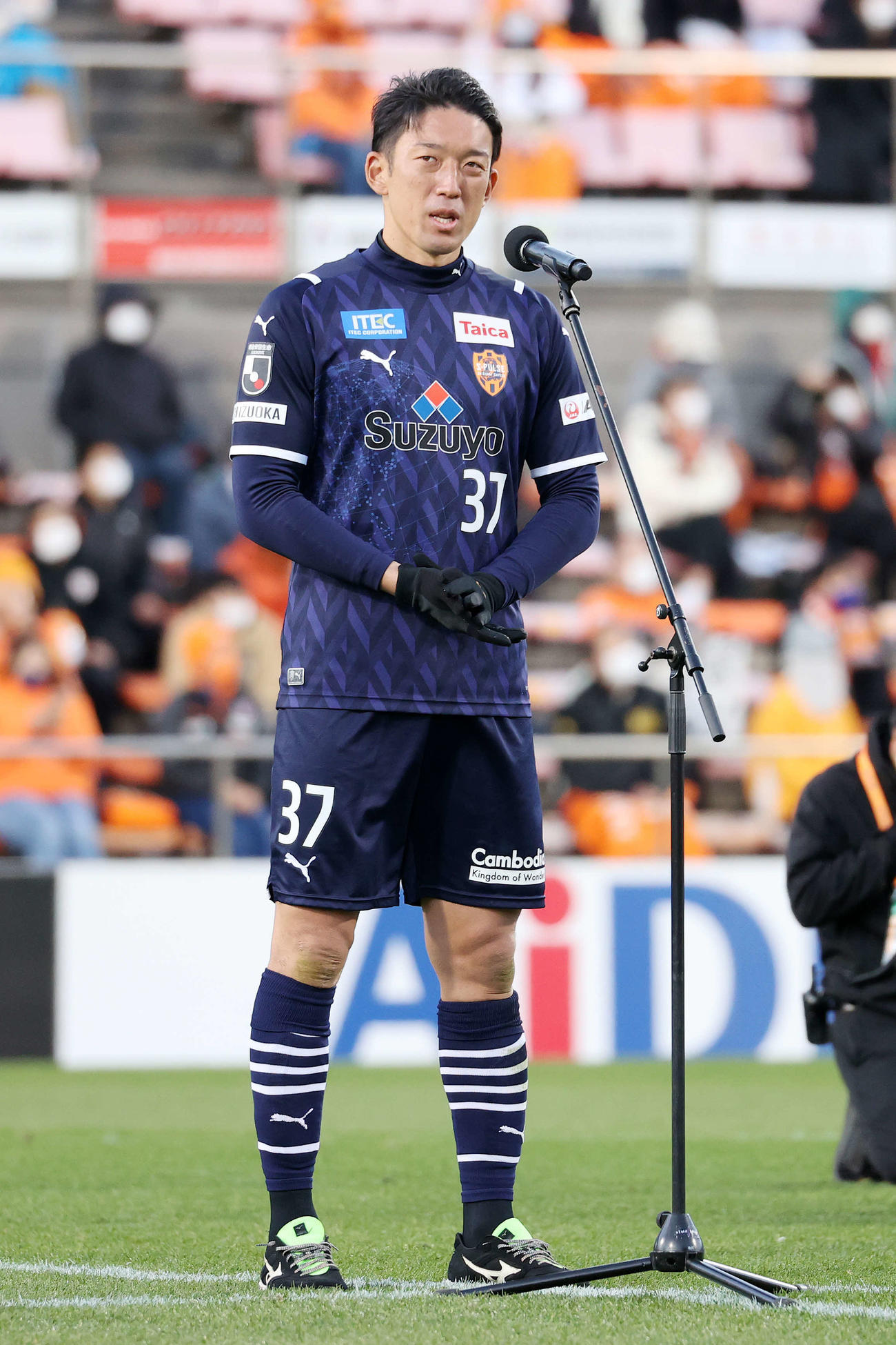 4日　清水対C大阪　最終戦を終えサポーターにあいさつする清水GK権田（撮影・鈴木正人）