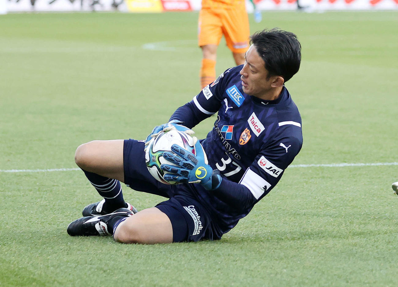 4日　清水対C大阪　後半、ボールをキープする清水GK権田（撮影・鈴木正人）