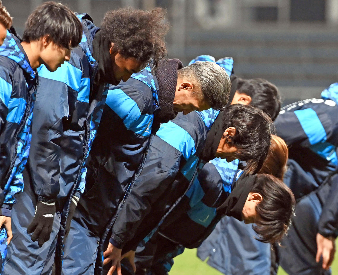 サポーターに頭を下げる横浜FCカズ（中央左）と中村俊輔らイレブン（撮影・たえ見朱実）