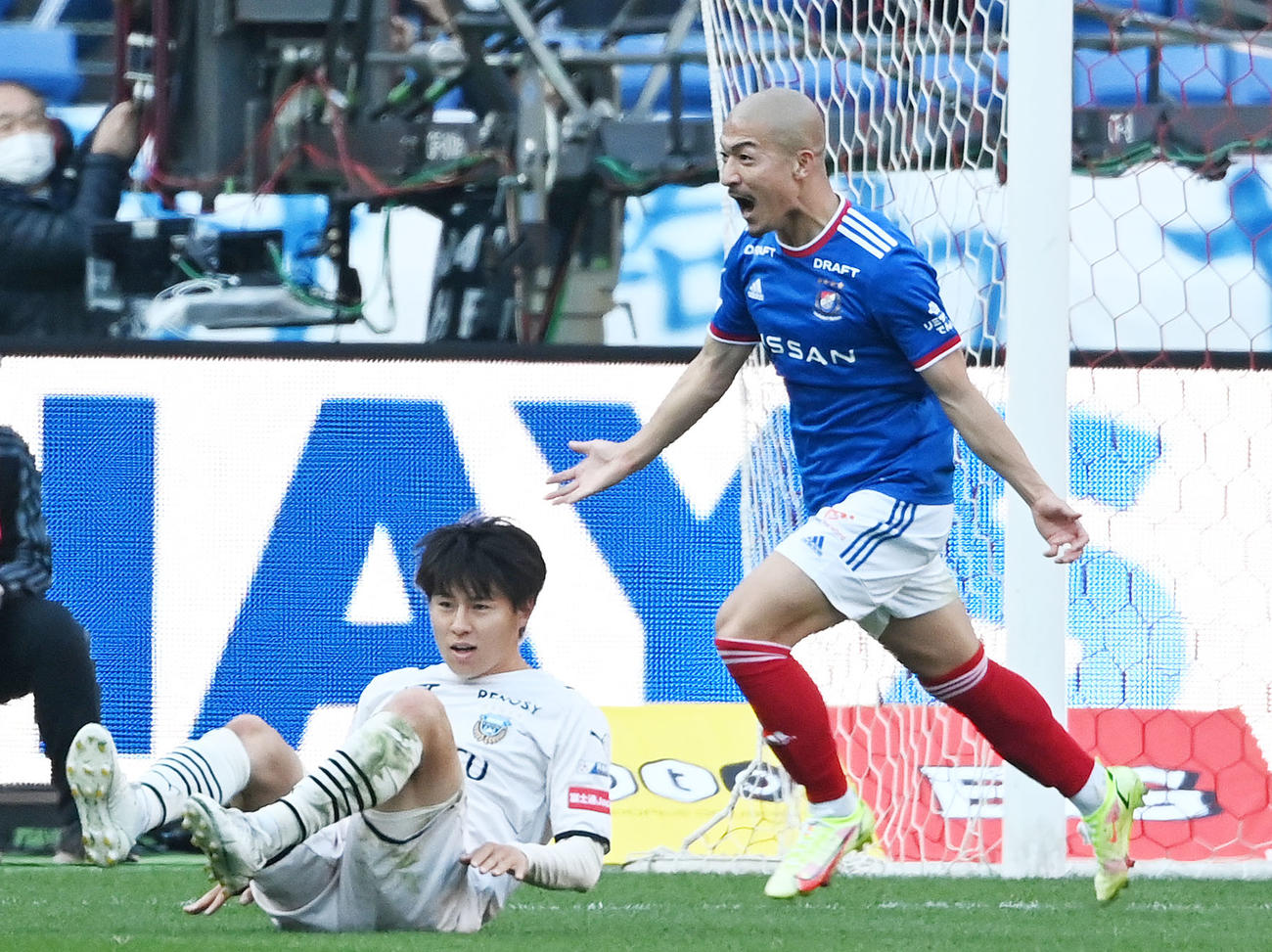 横浜対川崎F　後半、ゴールを決め雄たけびを上げる横浜前田（右）（撮影・横山健太）