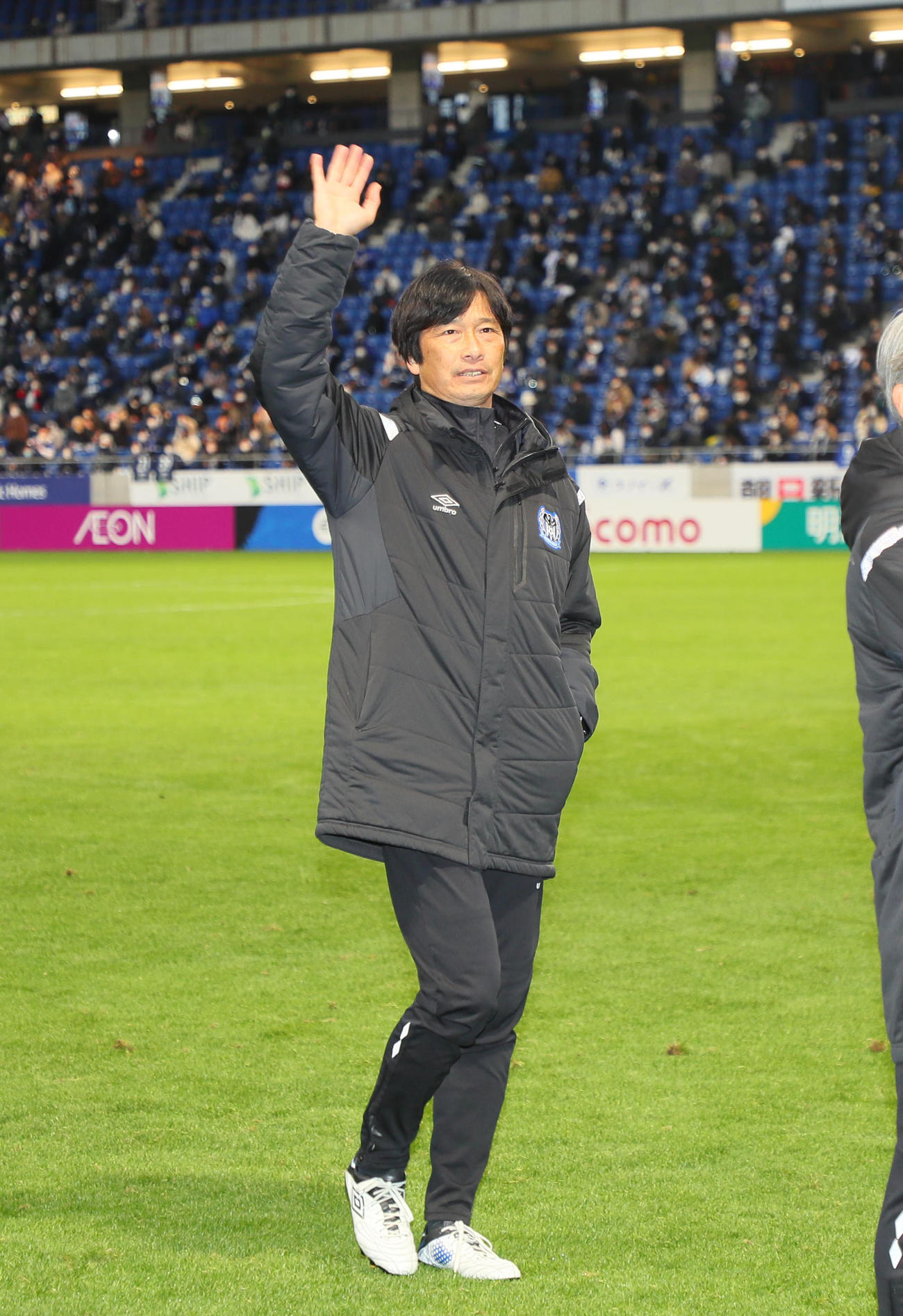 G大阪対湘南　サポーターに手を振るG大阪松代直樹コーチ（撮影・宮崎幸一）