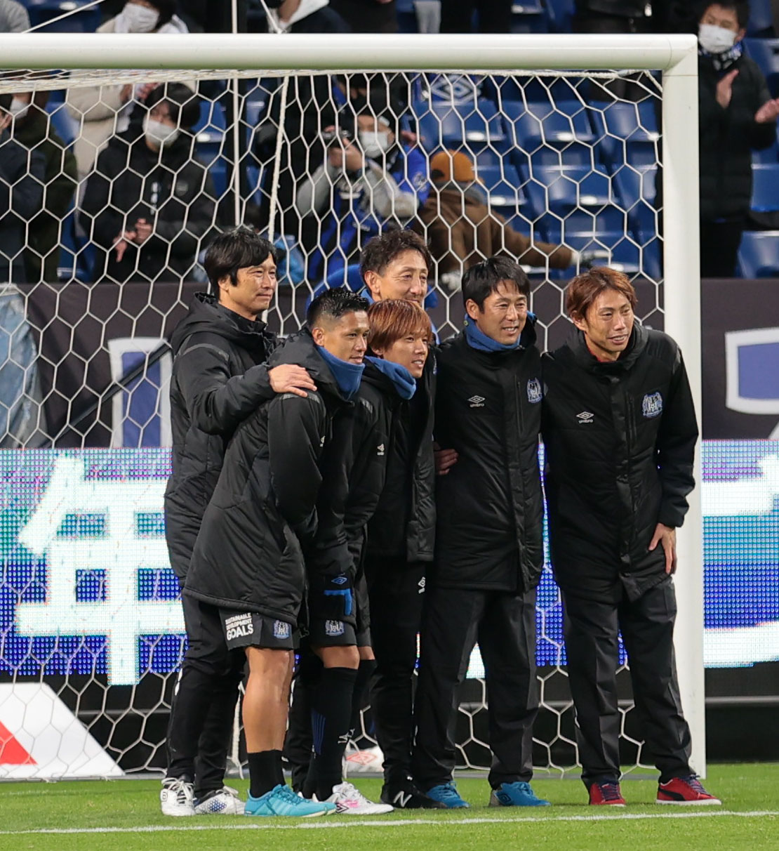 ゴール前で記念撮影するG大阪松代直樹コーチ（左端）（撮影・宮崎幸一）