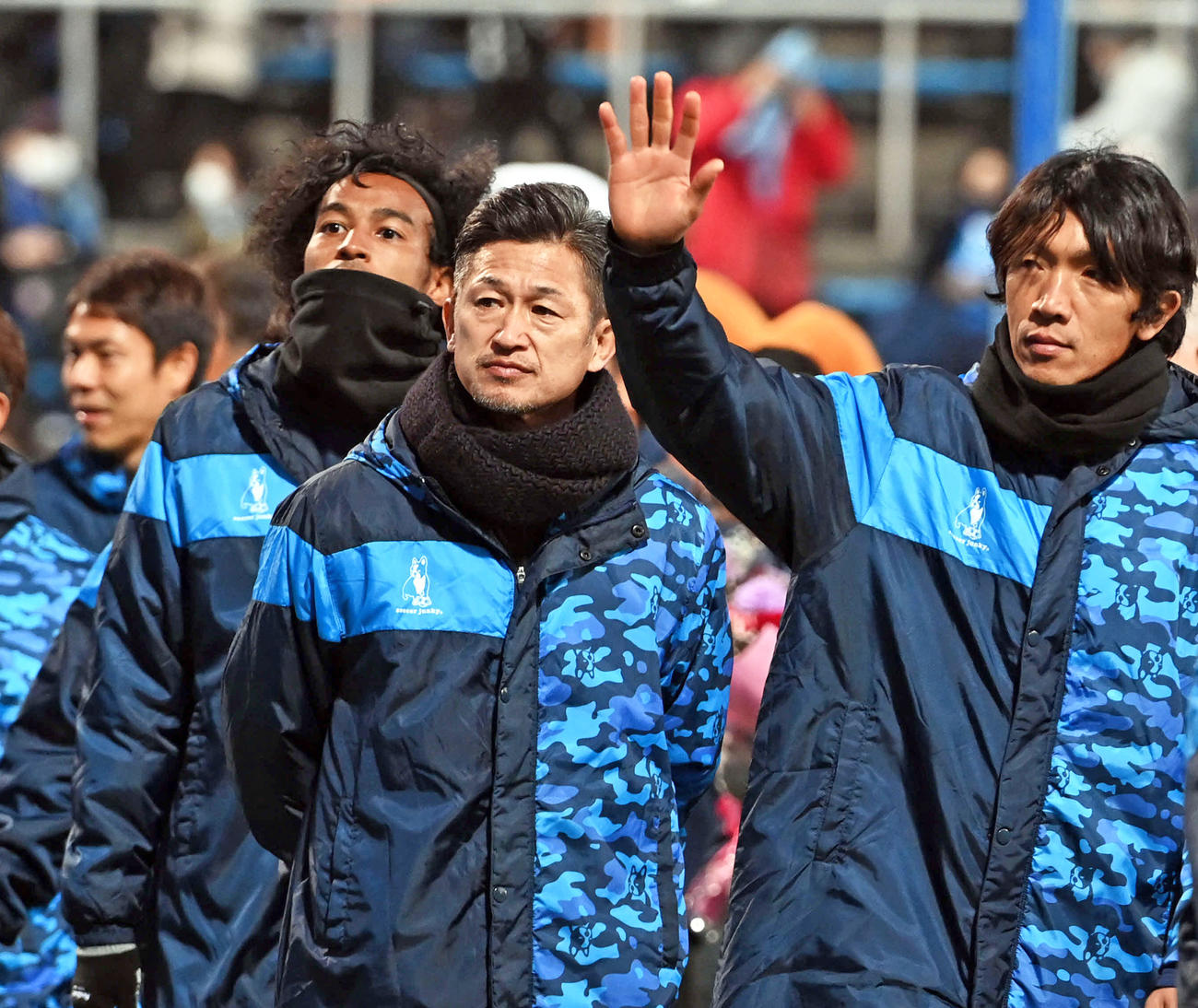 最終戦を終えセレモニーに参加した横浜FCカズ（左）と中村（撮影・たえ見朱実）