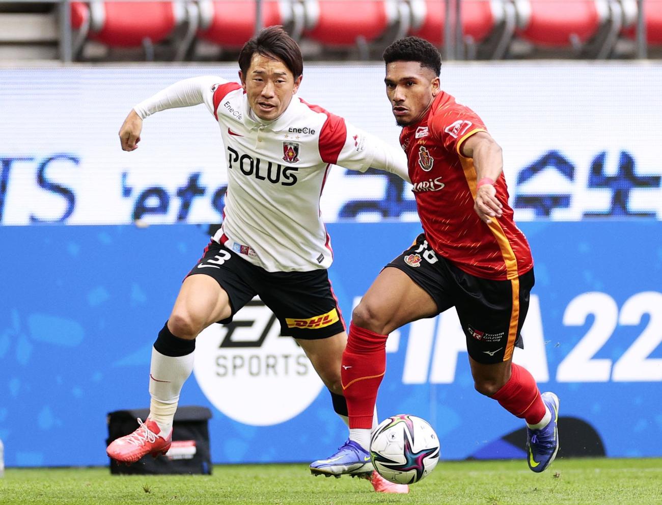 後半、競り合う浦和宇賀神（左）と名古屋マテウス（共同）