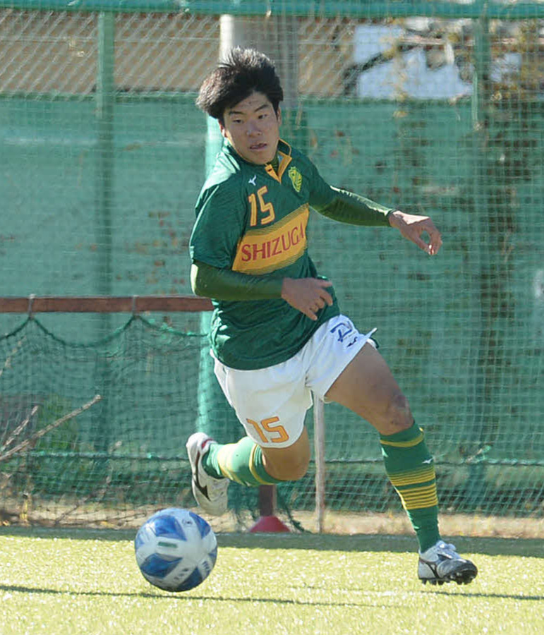 ドリブルで切り込む静岡学園・白井