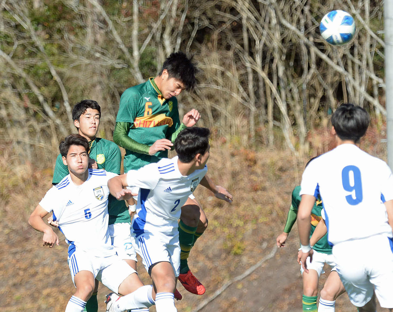 前半、ヘディングで先制点を決める静岡学園・小泉（中央奥）