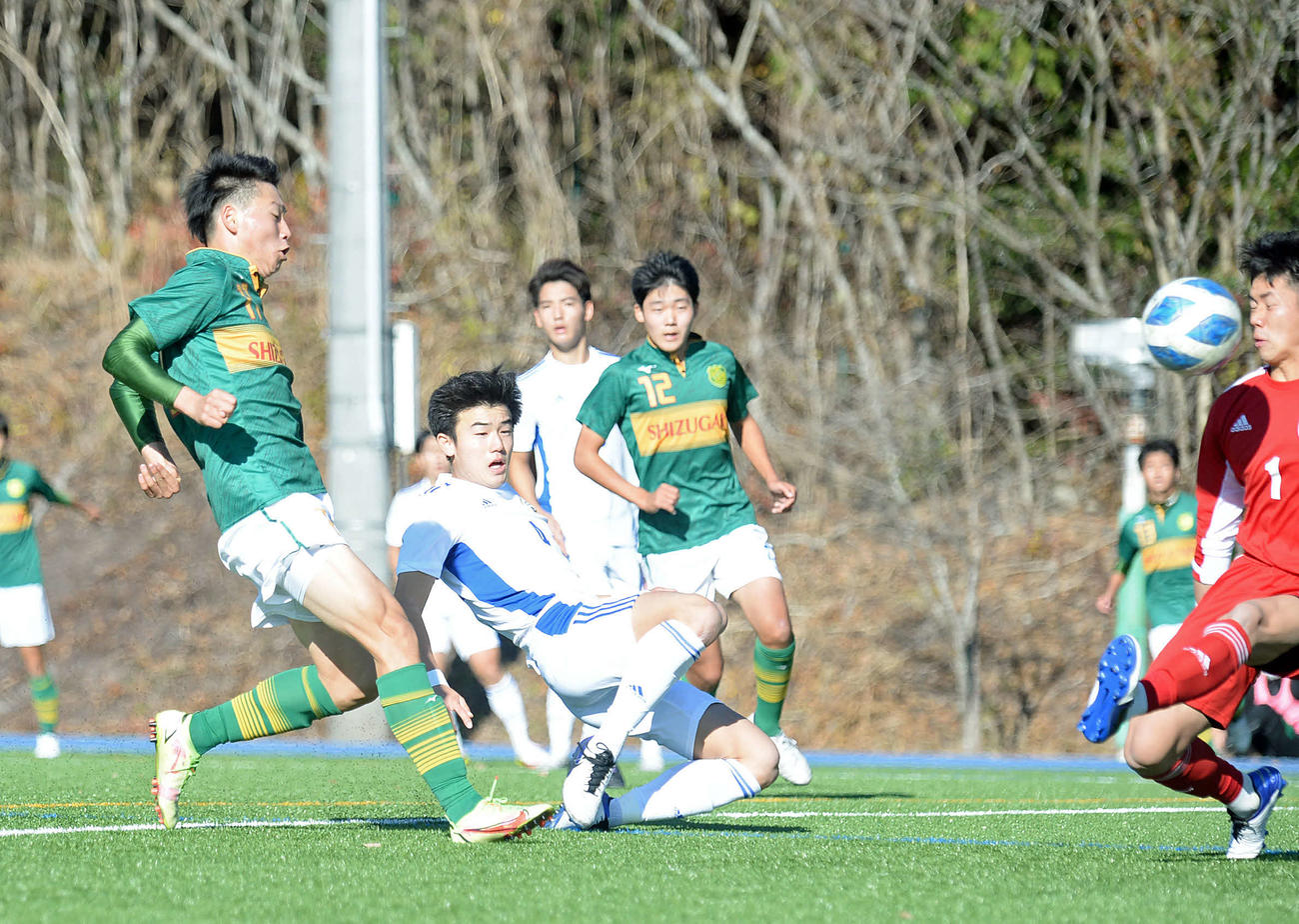 前半、右足で追加点を決める静岡学園・川谷（左端）