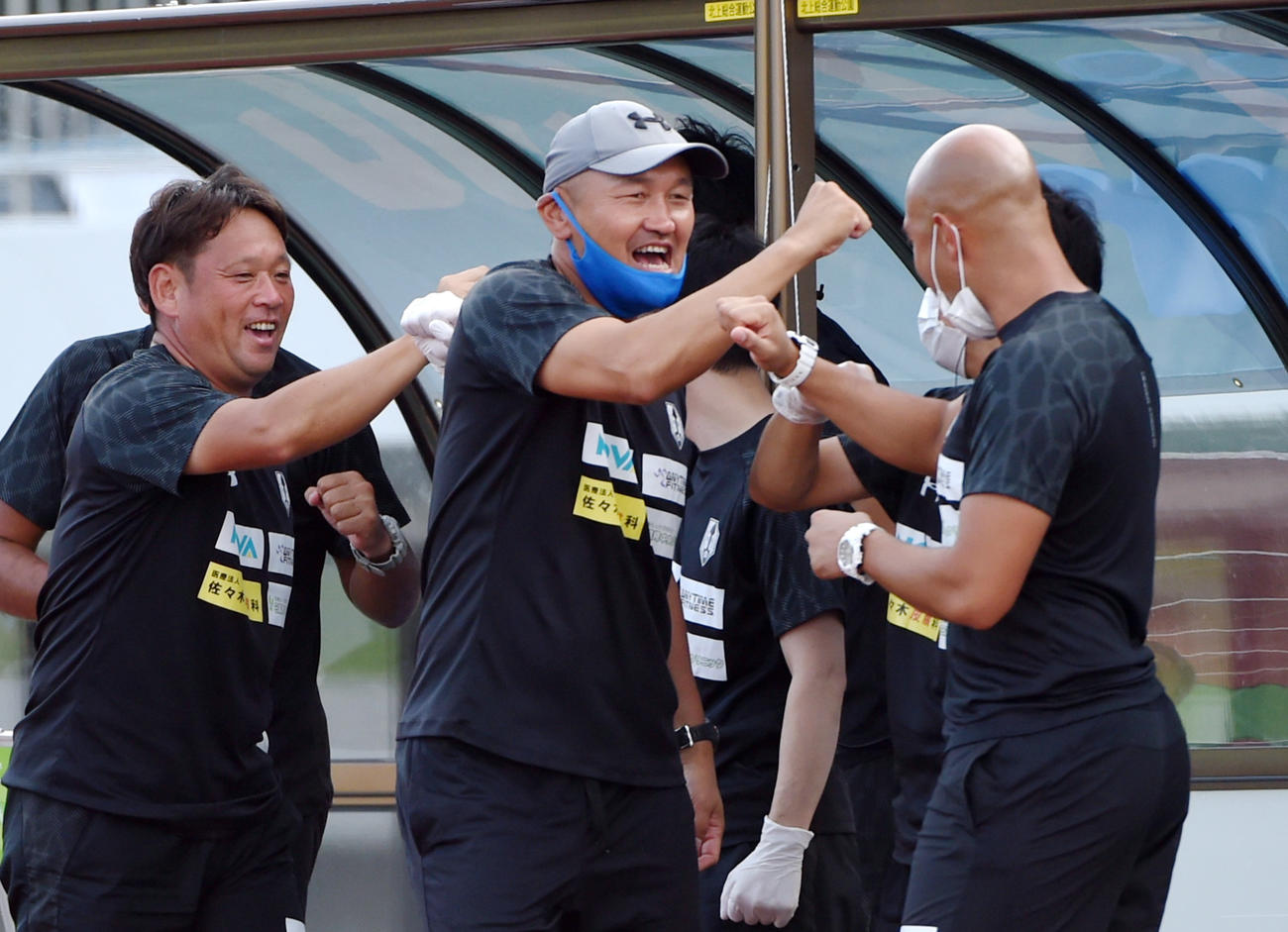 秋田豊監督（中央）（2020年8月2日撮影）