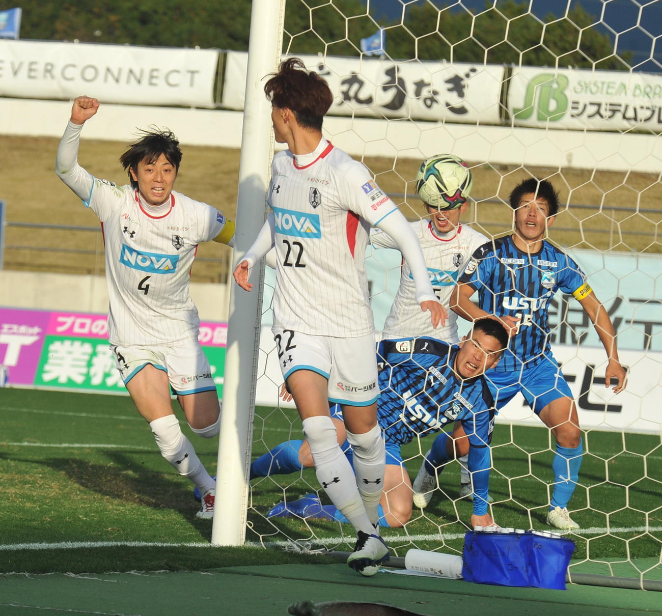 後半15分、牟田（左）は先制ゴールを挙げガッツポーズ