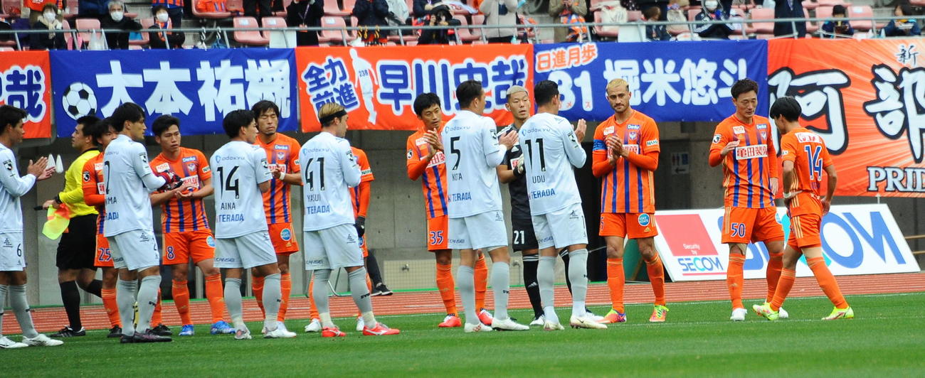 前半32分、交代の田中を両チーム選手が花道を作って送り出す