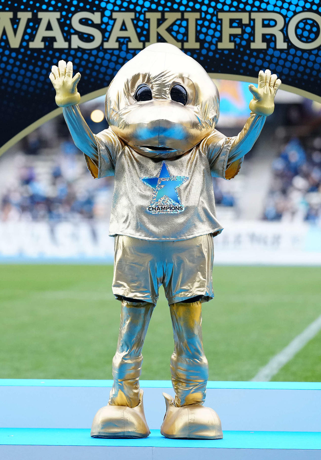 J1リーグ優勝報告会に臨む川崎Fマスコットのふろん太（撮影・江口和貴）