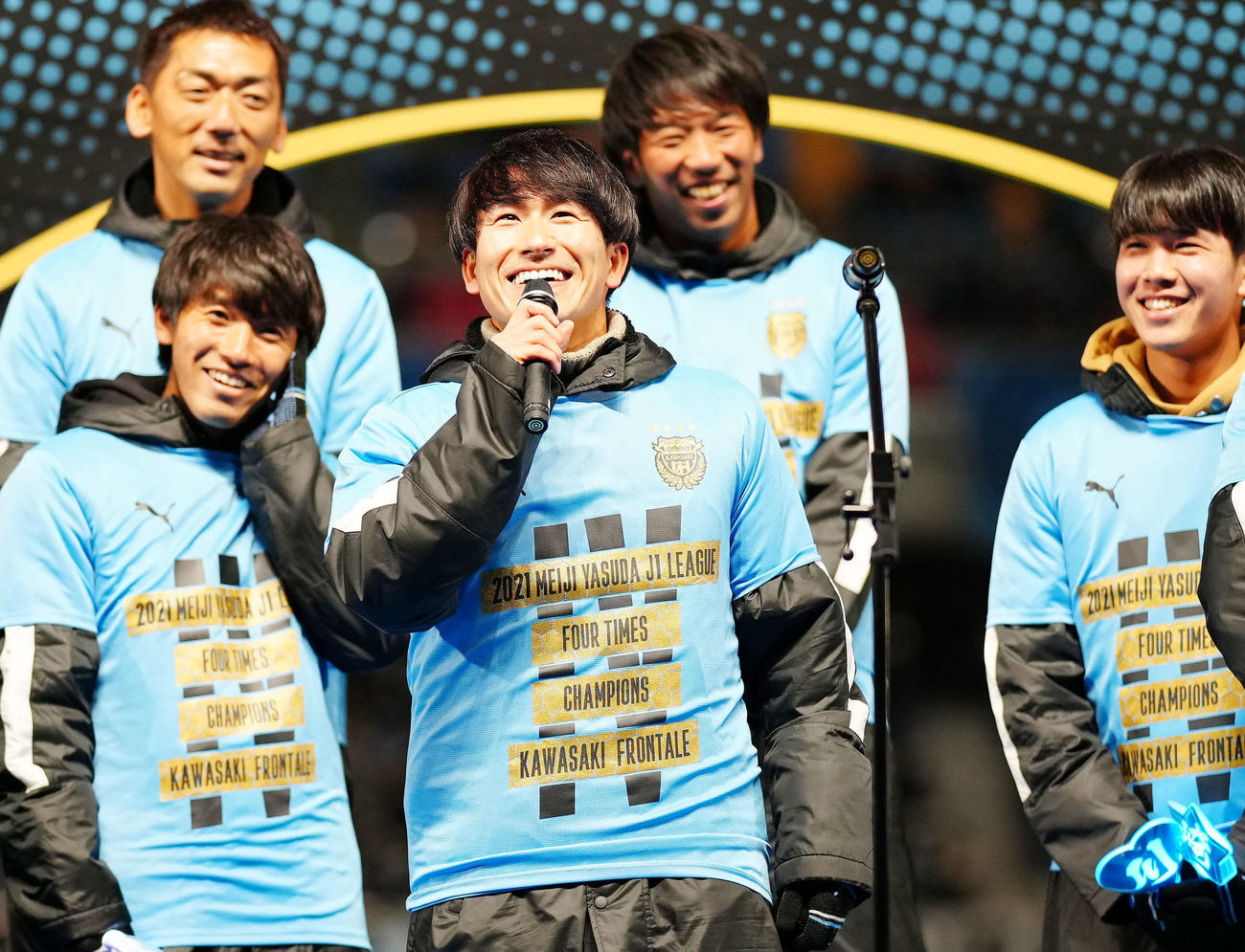 J1リーグ優勝報告会でマイクを手に持って、あいさつする川崎F登里（中央）（撮影・江口和貴）