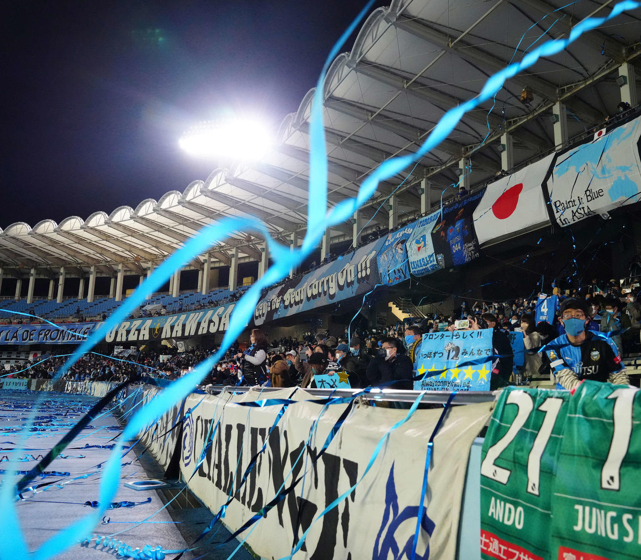 J1リーグ優勝報告会でテープを投げる川崎Fのサポーター（撮影・江口和貴）