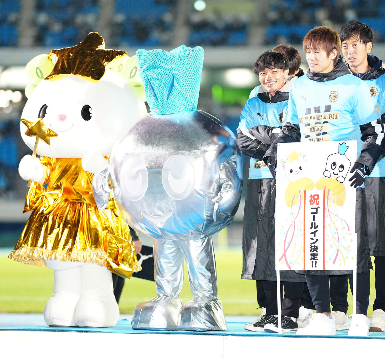 J1リーグ優勝報告会で結婚予定の、たかたのゆめちゃん（左端）とカブレラの隣で笑顔を見せる川崎F旗手（中央）（撮影・江口和貴）