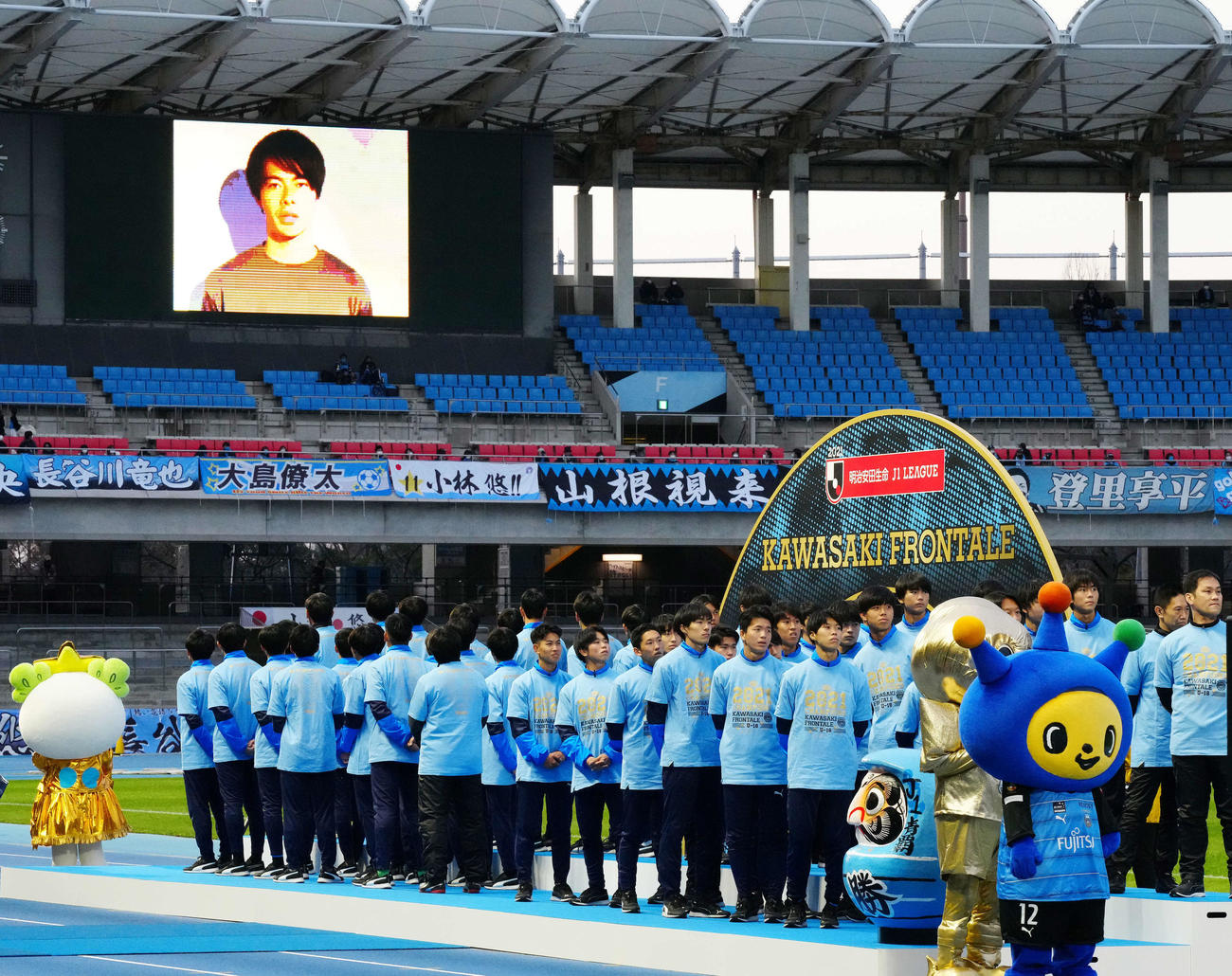 壮行会で川崎FU－18の選手たちにビデオメッセージを贈る三笘（撮影・江口和貴）